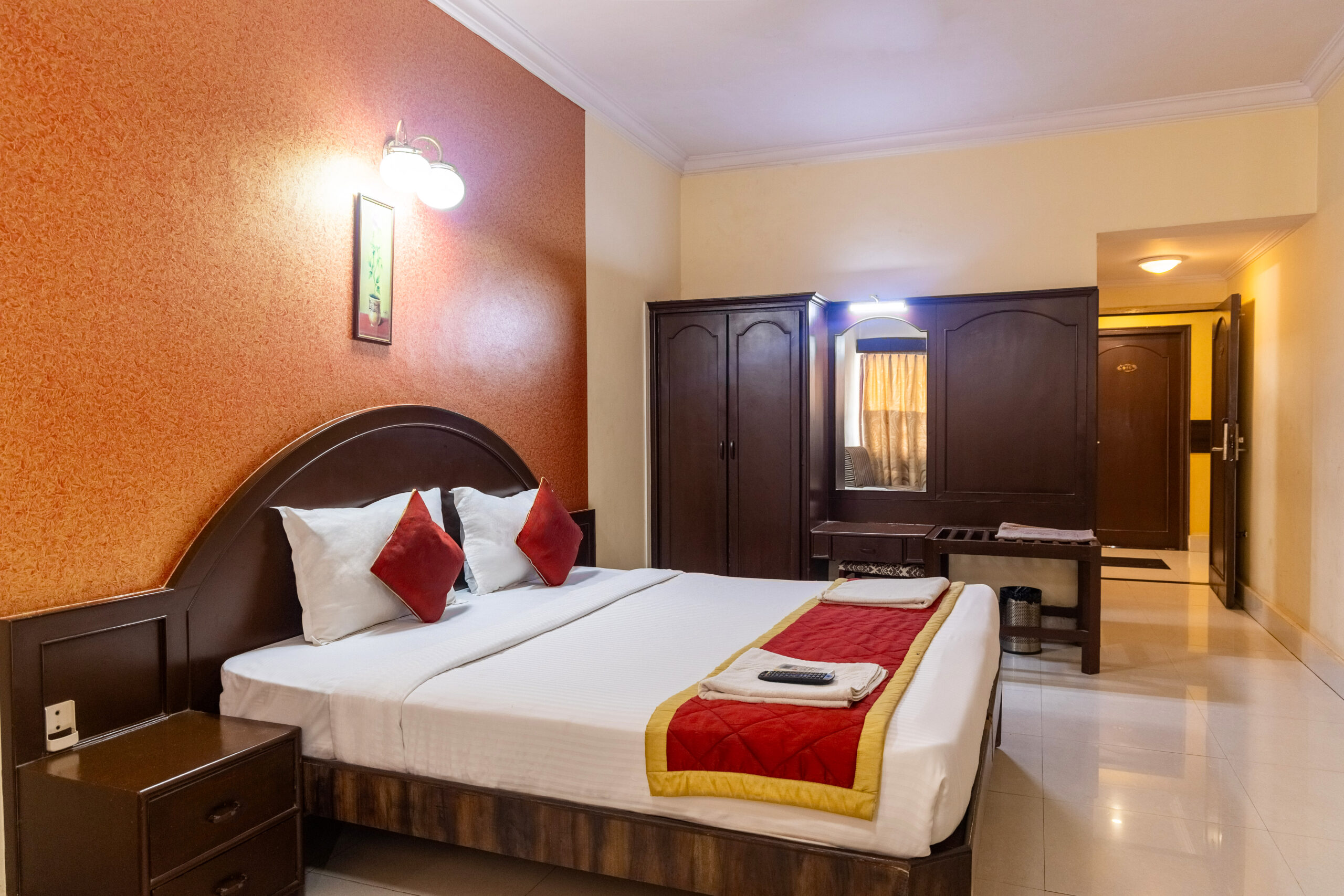 Spacious Non-AC Room with King Bed - Image 2